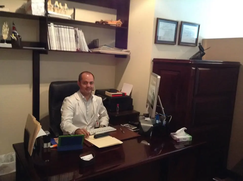 Dr. René Álvarez Mata en su consultorio